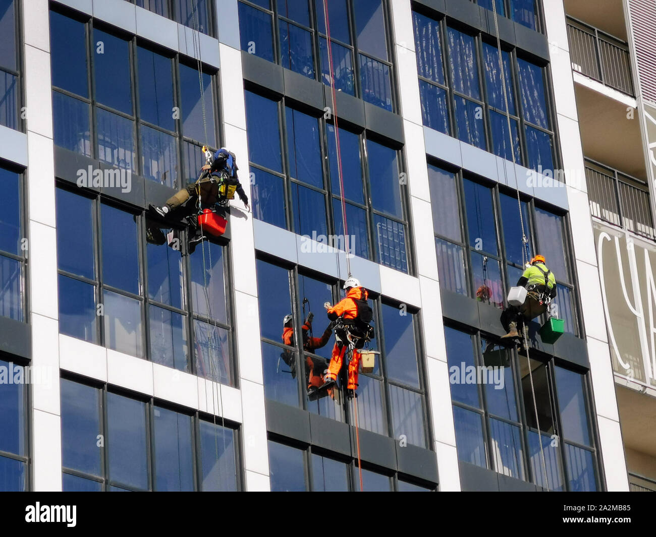 Fenster putzen hochhaus Fotos und Bildmaterial in hoher Auflösung Alamy