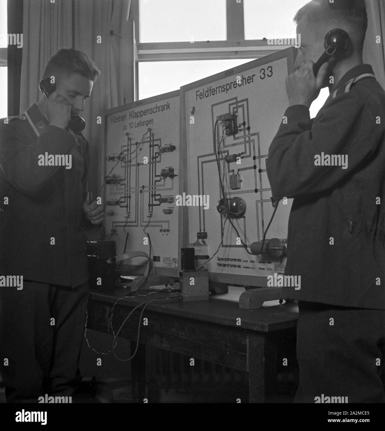 Original-Bildunterschrift: Im Fremdsprachenunterricht werdener Fernsprechverbindungen eine Hand von vielseitigen Tafel theoretisch erklärt und geübt, Deutschland 1940er Jahre. Im Unterricht der Soldat lernen Sie die Verwendung von Telefonverbindungen, die theoretisch ausgeübt werden, Deutschland 1940. Stockfoto