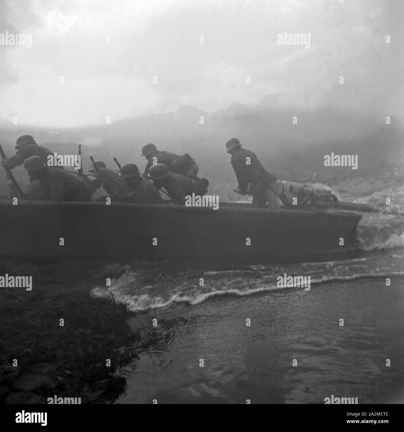 Original-Bildunterschrift: Sturm in ein feindliches Panzerwerk / vorangehendem Artilleriebeschuß, Deutschland 1940er Jahre. Soldaten stürmen, um einen feindlichen Panzer Einlagerung nach schweren Artillerie, Deutschland 1940. Stockfoto