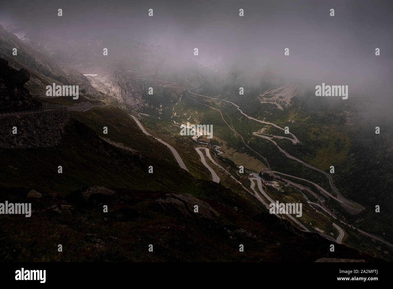 Blick vom Grimselpass auf Die sich zurückziehende Rhonegletscher Rhonegletscher,.. ist ein Berg in der Schweiz, die Berner Alpen auf einem e Stockfoto