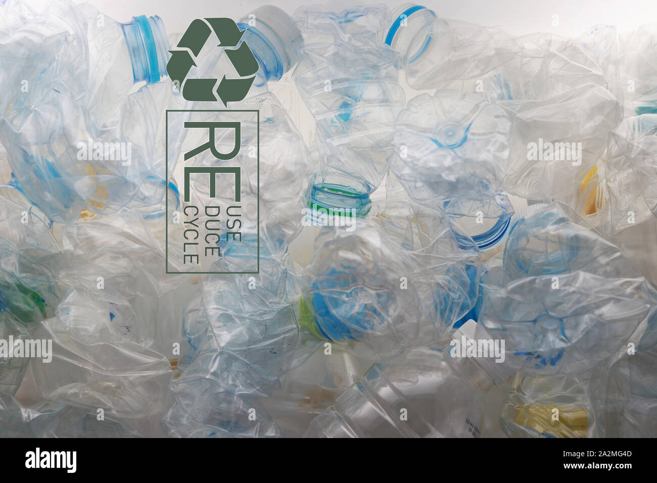 Ein Papierkorb Symbol und drei Worte auf vielen zerquetschten Plastikflaschen Stockfoto