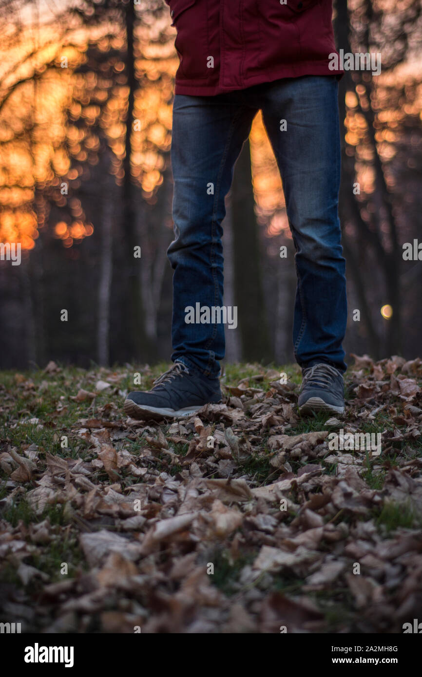 Beine in Orange treibt Stockfoto