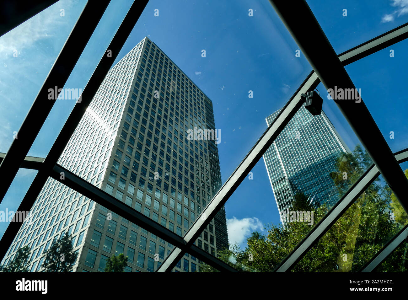 Blick von der Dachterrasse mit hohes Bürogebäude dominieren die Skyline in Canary Wharf, das Business Center in der Isle of Dogs, London, Stockfoto