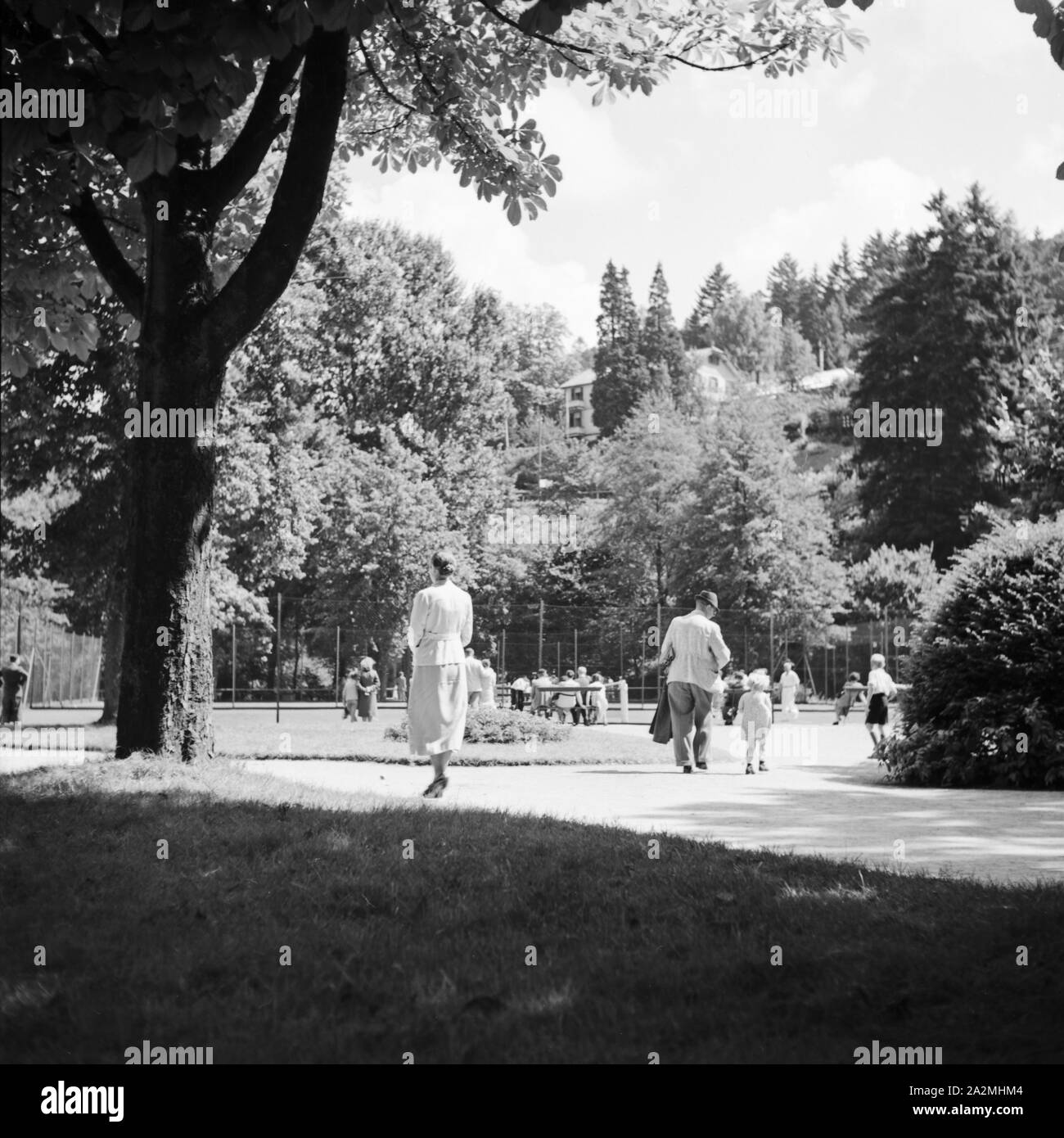 Menschen beim Spaziergang in einem Park, Deutschland 1930er Jahre