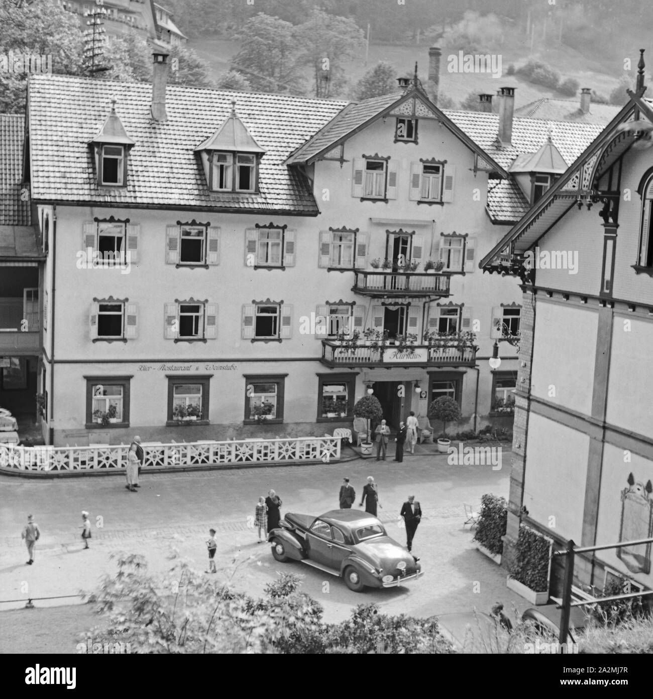 Kurhaus mit angeschlossenem Restaurant in einem Kurort im Schwarzwald, Deutschland 1930er Jahre. Spa Resort mit Restaurant im Schwarzwald, Deutschland der 1930er Jahre. Stockfoto
