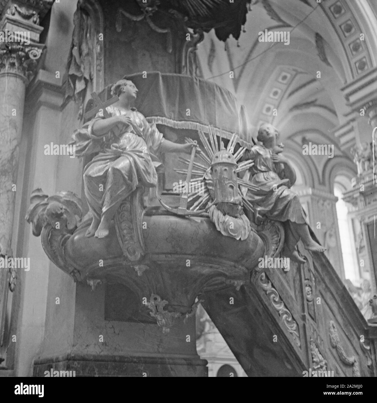 Ausgeschmückte Kanzel in einer Kirche im Schwarzwald, Deutschland 1930er Jahre. Detaillierte Einrichtung einer Kanzel an einer Kirche im Schwarzwald, Deutschland der 1930er Jahre. Stockfoto