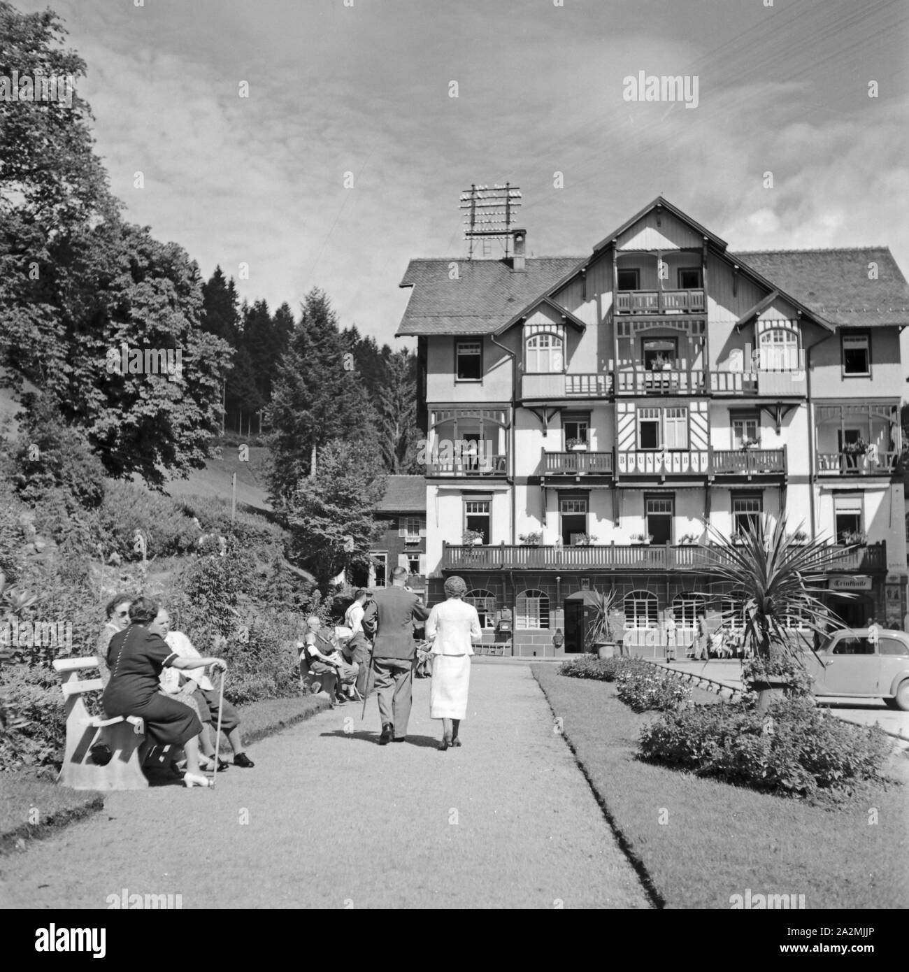 Kurhaus mit angeschlossenem Restaurant in einem Kurort im Schwarzwald, Deutschland 1930er Jahre. Spa Resort mit Restaurant im Schwarzwald, Deutschland der 1930er Jahre. Stockfoto