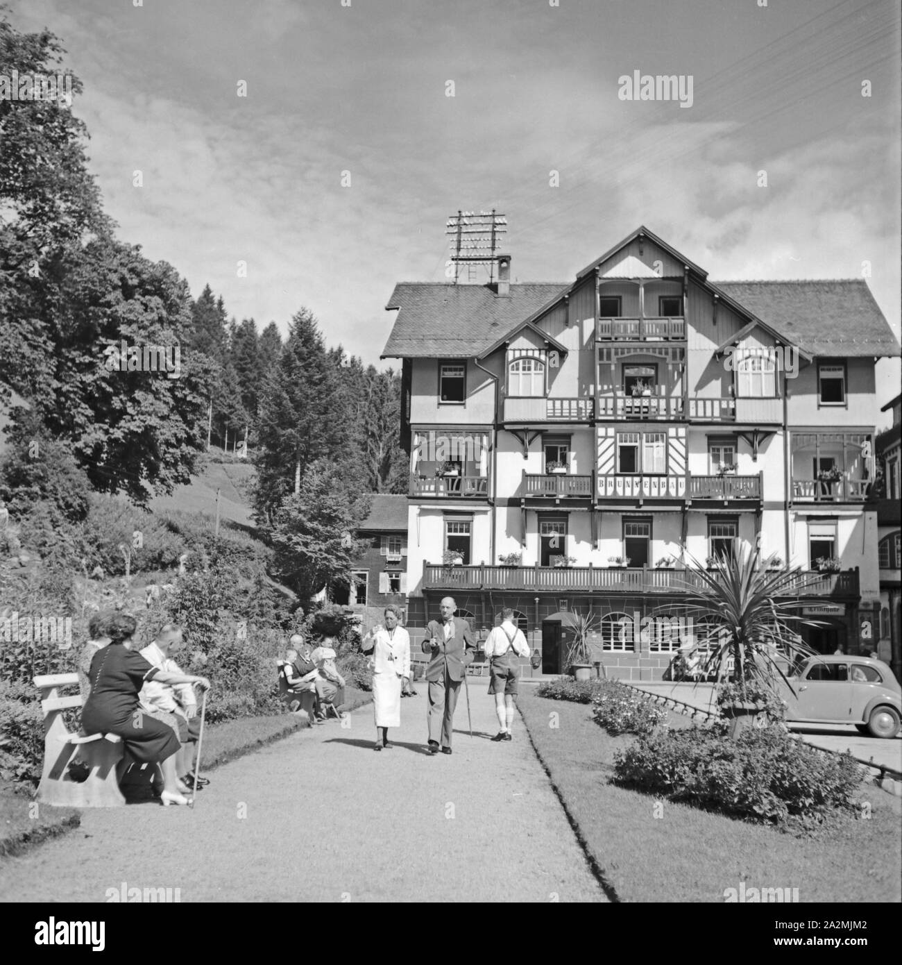 Kurhaus mit angeschlossenem Restaurant in einem Kurort im Schwarzwald, Deutschland 1930er Jahre. Spa Resort mit Restaurant im Schwarzwald, Deutschland der 1930er Jahre. Stockfoto