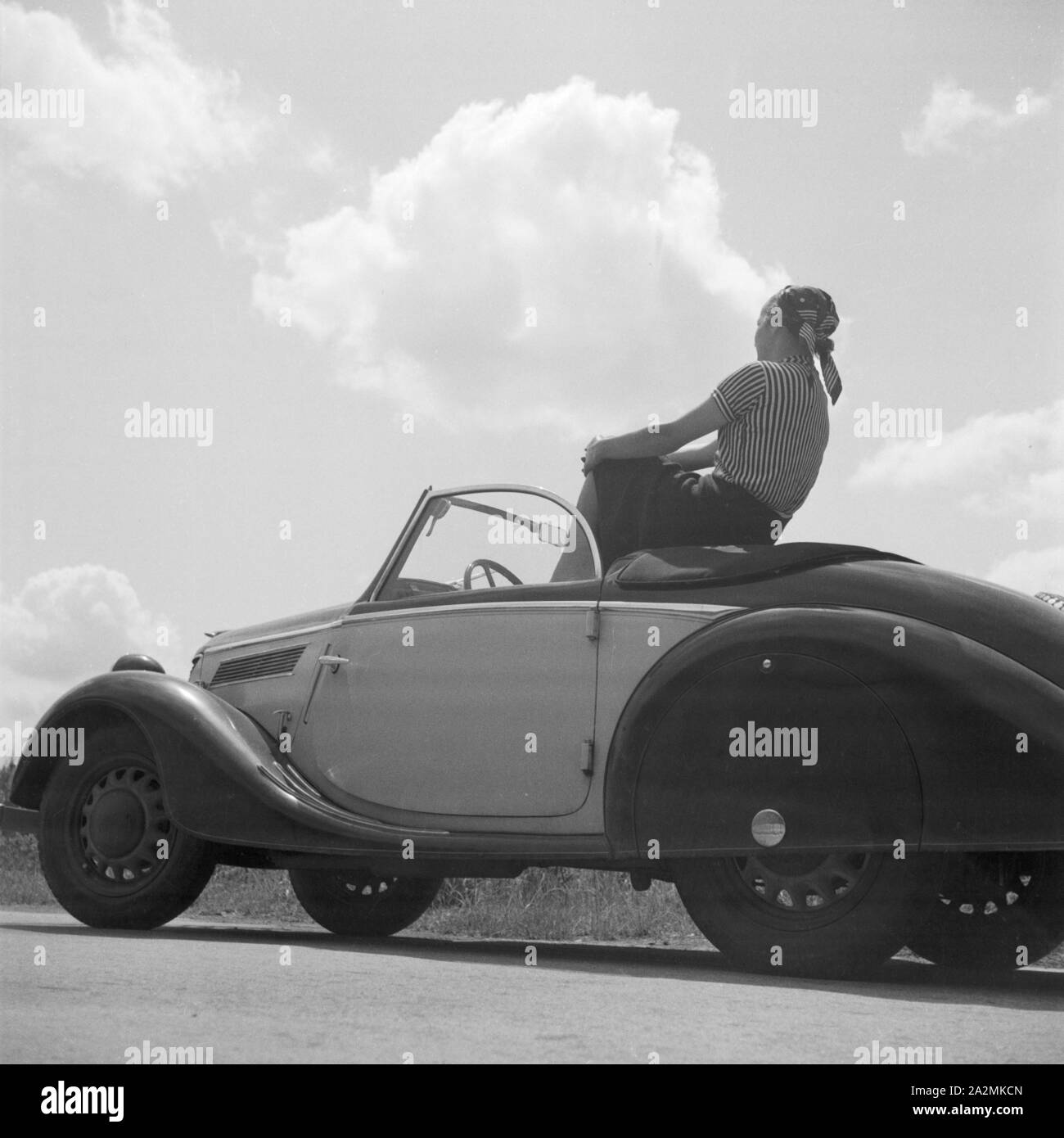 Eine Junge Frau Bei Einer Pause Im Ford Eifel, Deutschland, 1930er Jahre. Eine junge Frau, die eine Pause in ihrem Ford Modell Eifel, Deutschland der 1930er Jahre. Stockfoto