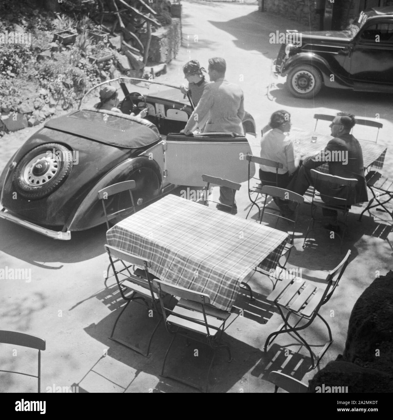 Mit dem Ford Eifel eine einer Außengastronomie, Deutschland 1930er Jahre. Mit dem Ford Modell Eifel auf einem open air Gastronomie, Deutschland 1930. Stockfoto