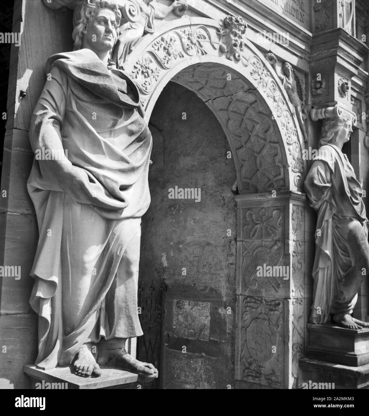 Von Skulpturen umsäumtes Eingangsportal in Heidelberg am Neckar, Deutschland 1930er Jahre. Ein Eingang mit scultpures bei Heidelberg am Neckar, Deutschland 1930. Stockfoto