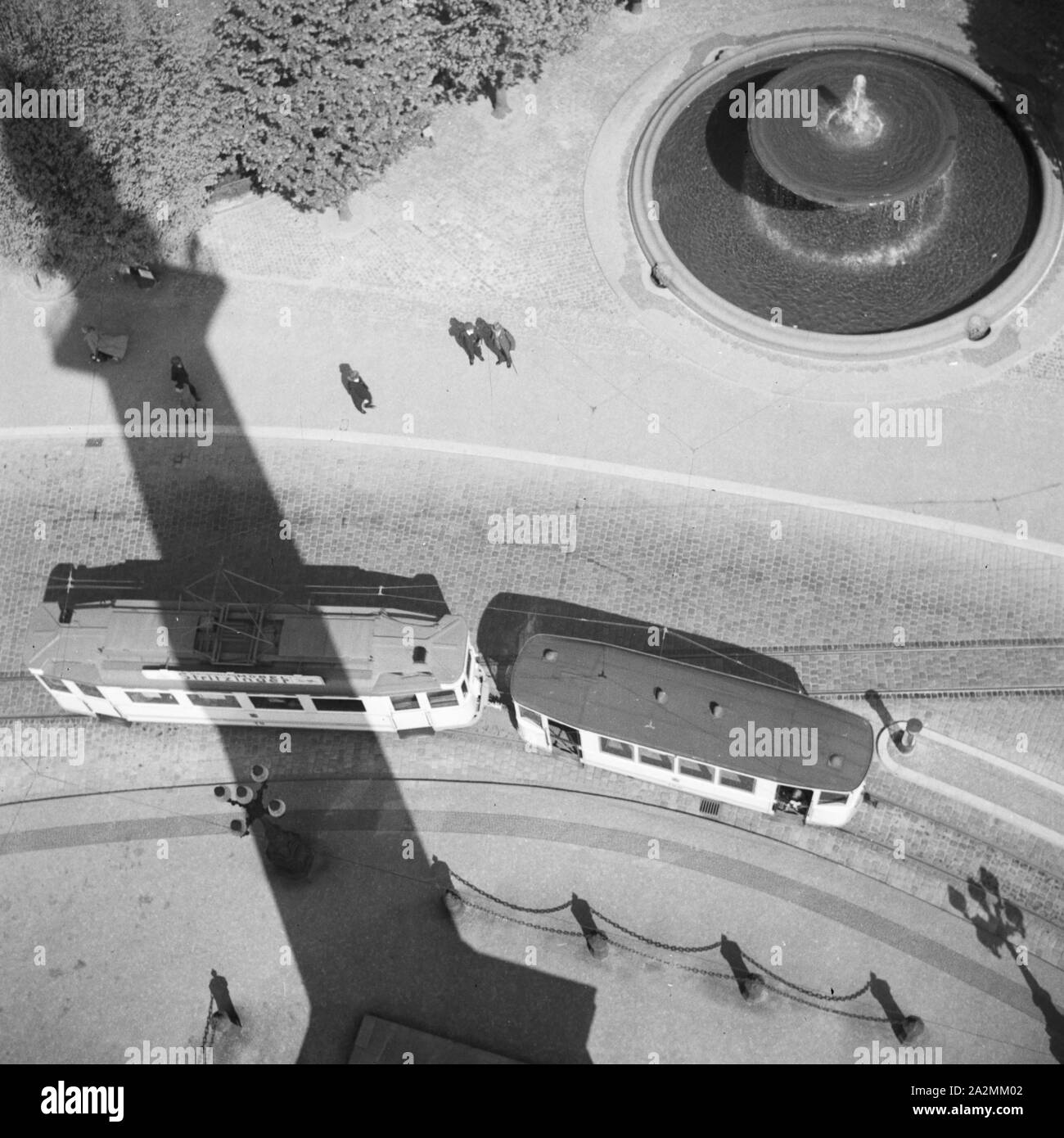 Blick von der Ludwigssäule in das Stadtleben in Darmstadt, Deutschland 1930er Jahre. Blick von Ludwigssaeule Spalte nach unten, um das Leben in der Stadt Darmstadt, Deutschland 1930. Stockfoto