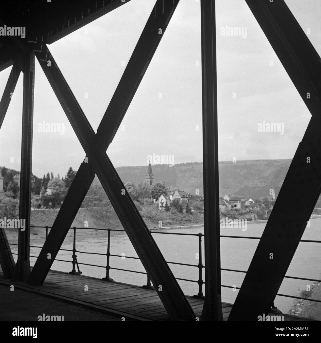 Blick von einer Brücke über den Neckar in Neckargemünd, Deutschland 1930er Jahre. Aussicht von der Brücke über den Fluss Neckar der Stadt Neckargemuend, Deutschland 1930. Stockfoto