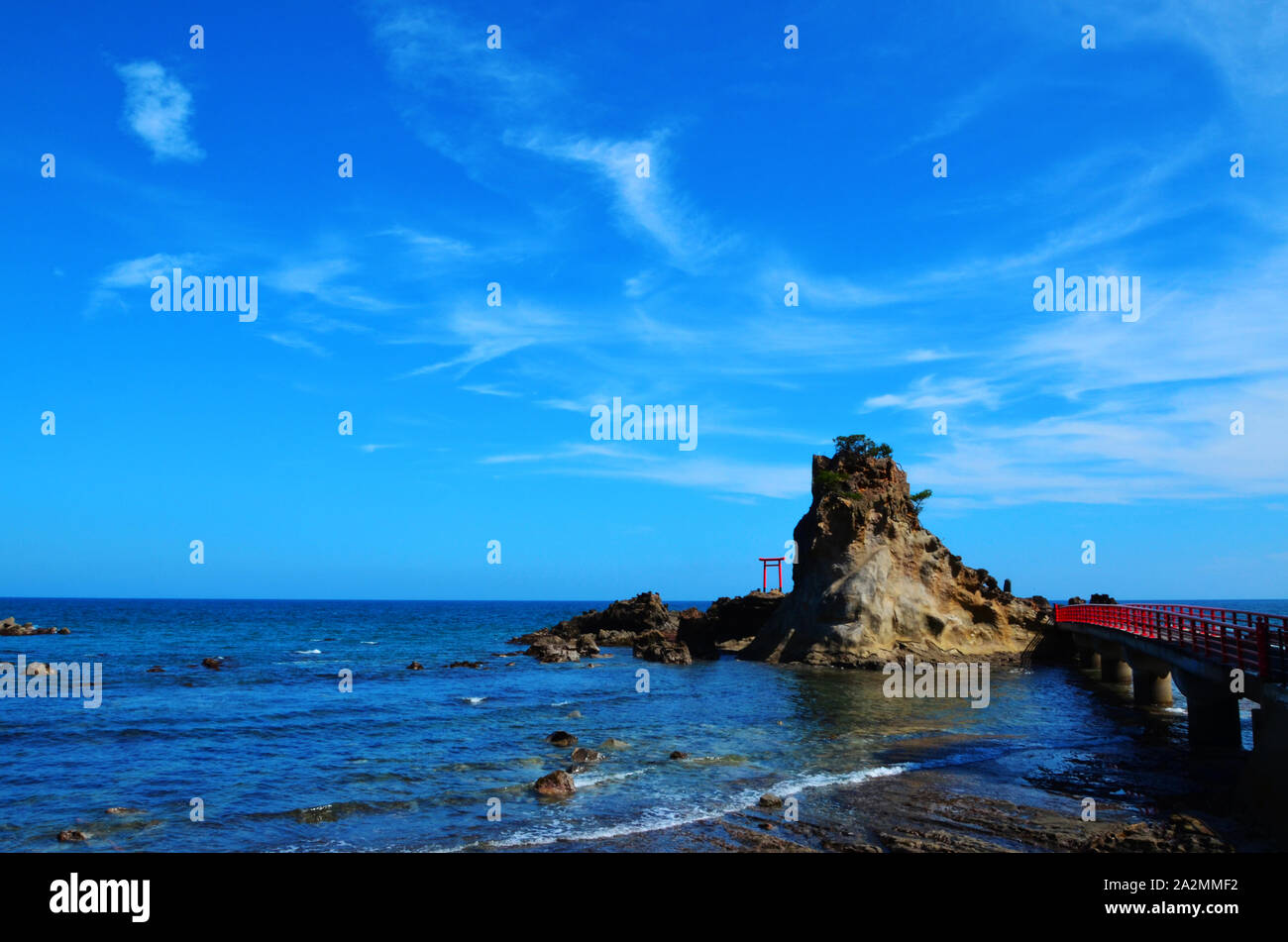 Japanische Torii. Brücke und Strand in Japan Stockfoto