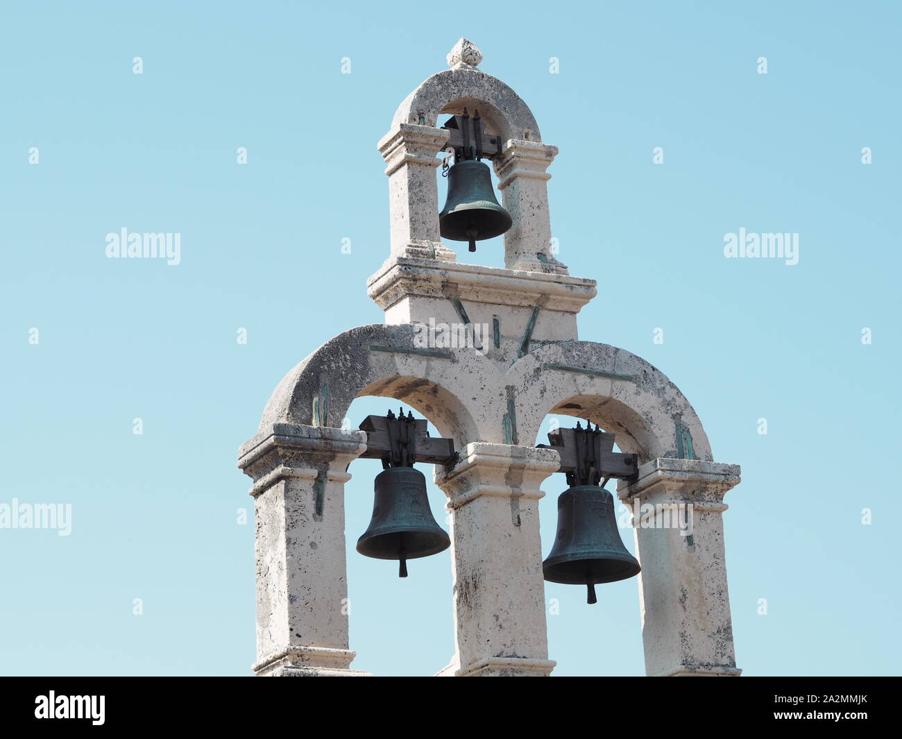 Ein Satz von drei Glocken über eine Kirche in Dubrovnik. Stockfoto