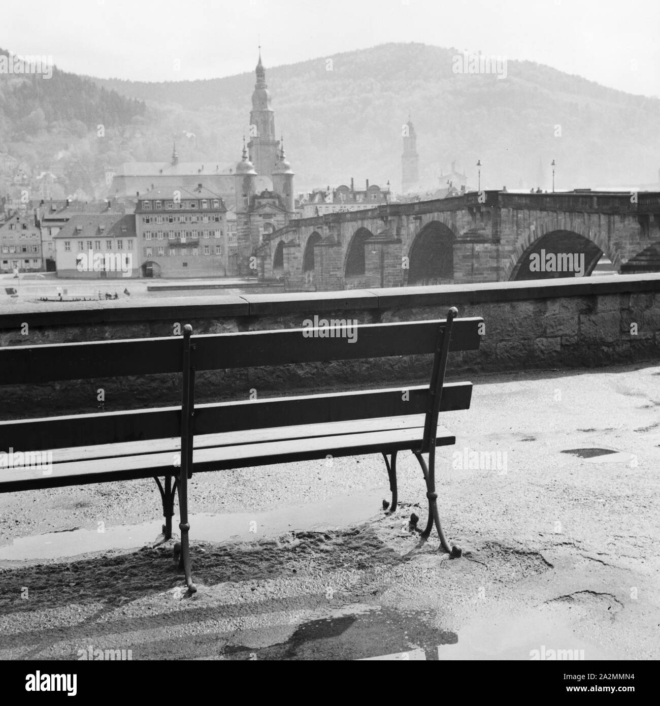 Blick vom jenseitigen Ufer des Neckar in die alte Brücke und die Heiliggeistkirche in Heidelberg, Deutschland 1930er Jahre. Ansicht vom gegenüberliegenden Ufer des Neckars an der Alten Brücke und der Heiliggeistkirche in Heidelberg, Deutschland 1930. Stockfoto