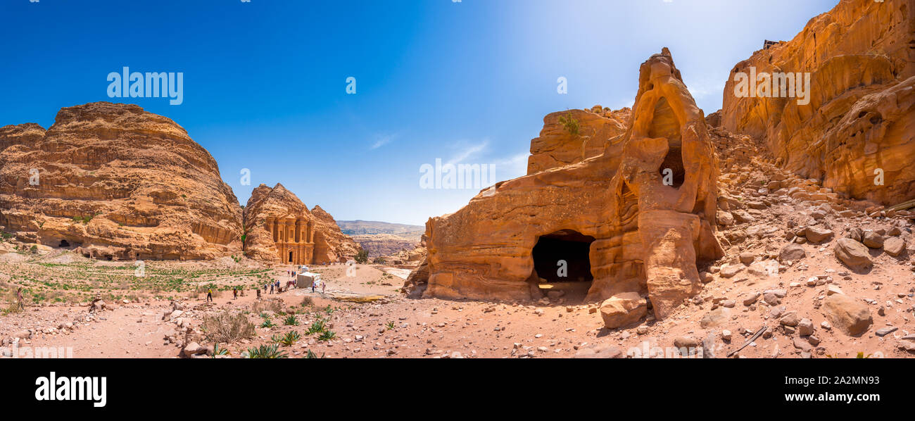 Riesige Tempel des Klosters in Sandstein an der alten Beduinen Stadt Petra, Jordanien Stockfoto