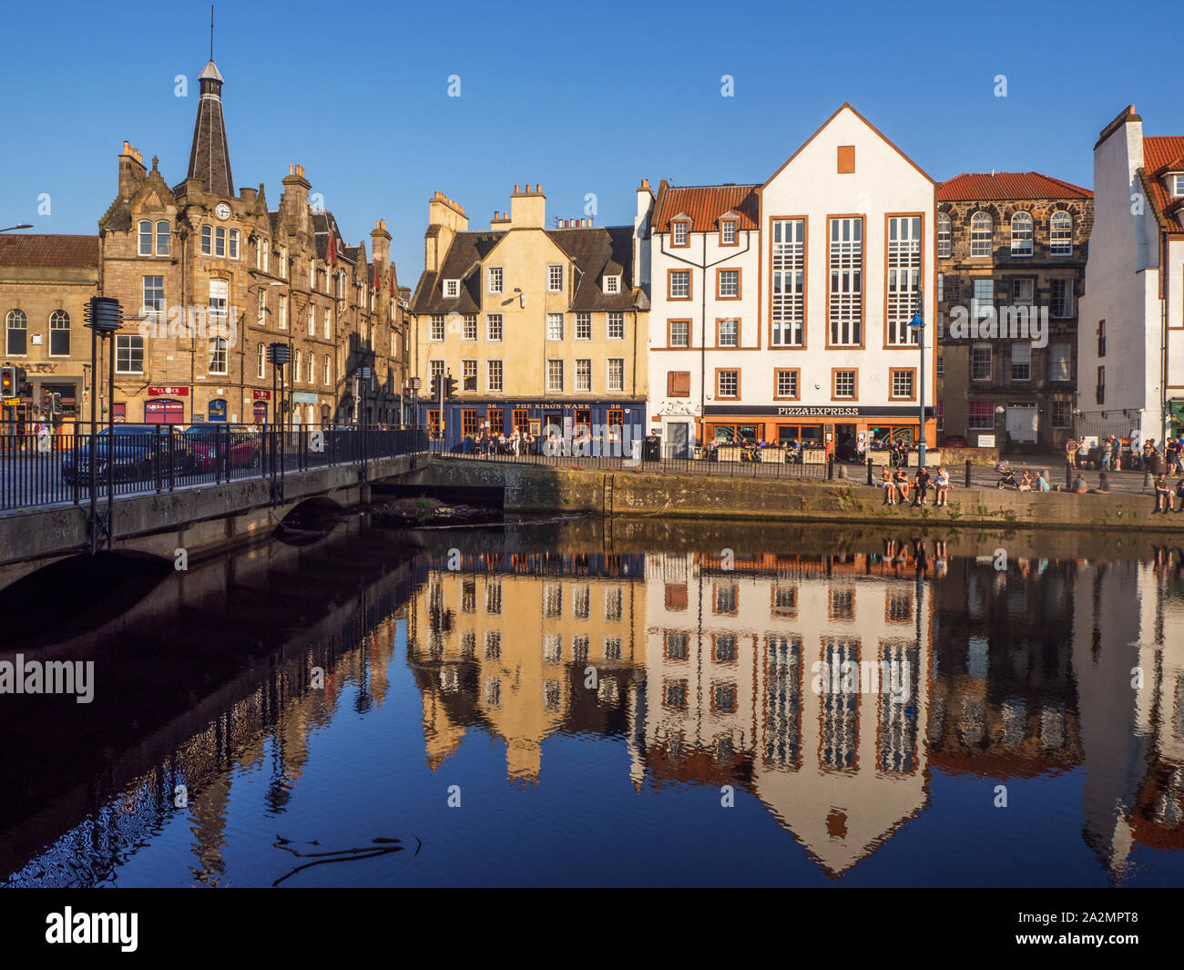 Alte Gebäude entlang der Küste spiegelt sich im Wasser des Leith an einem Sommerabend Leith Edinburgh Schottland Stockfoto