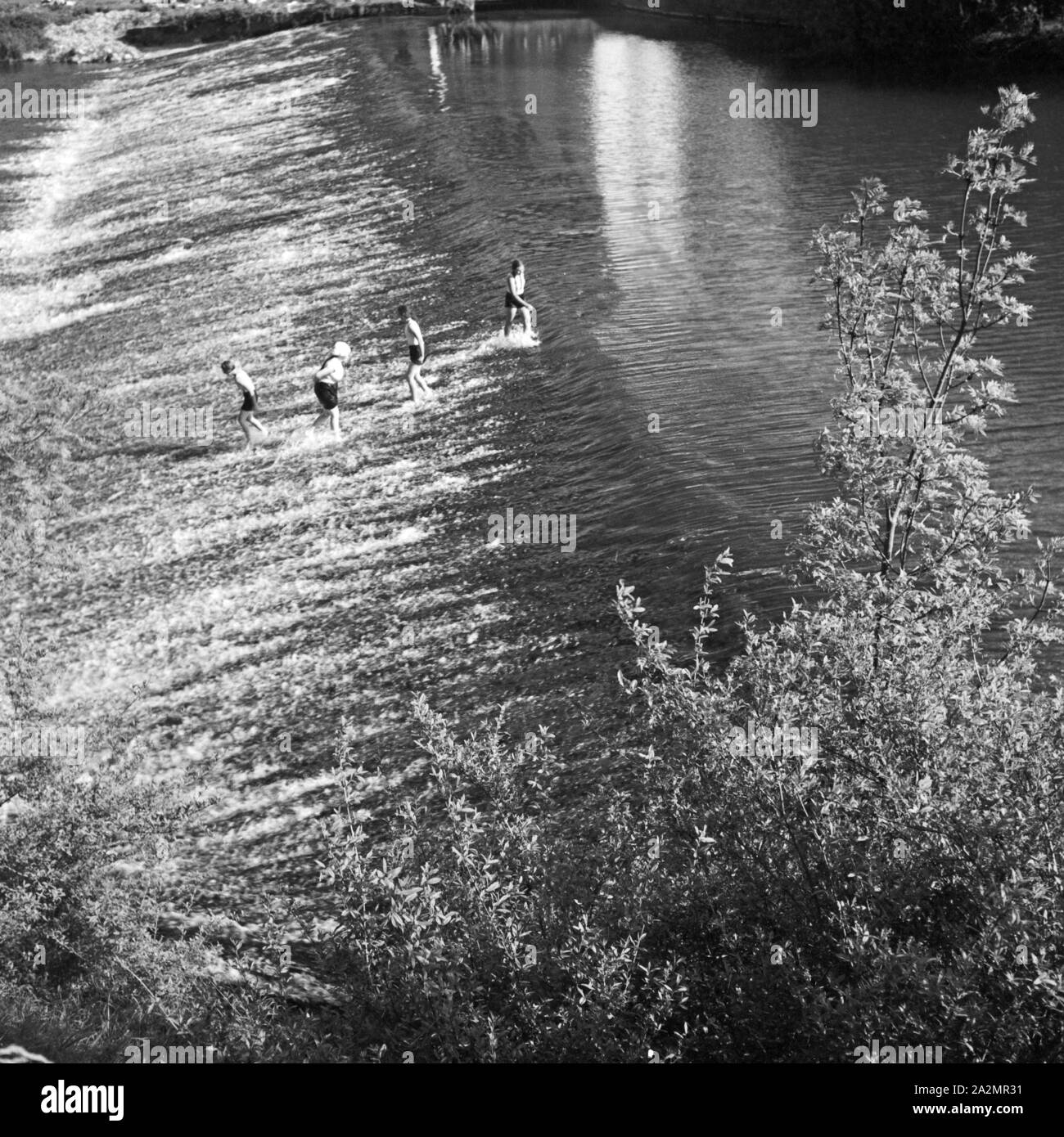 "Menschen im Wasser bei Gutenstein nahe Sigmaringen, Deutschland 1930er Jahre. Die Menschen in den Fluss in Gutenstein in der Nähe von Sigmaringen, Deutschland 1930. Stockfoto
