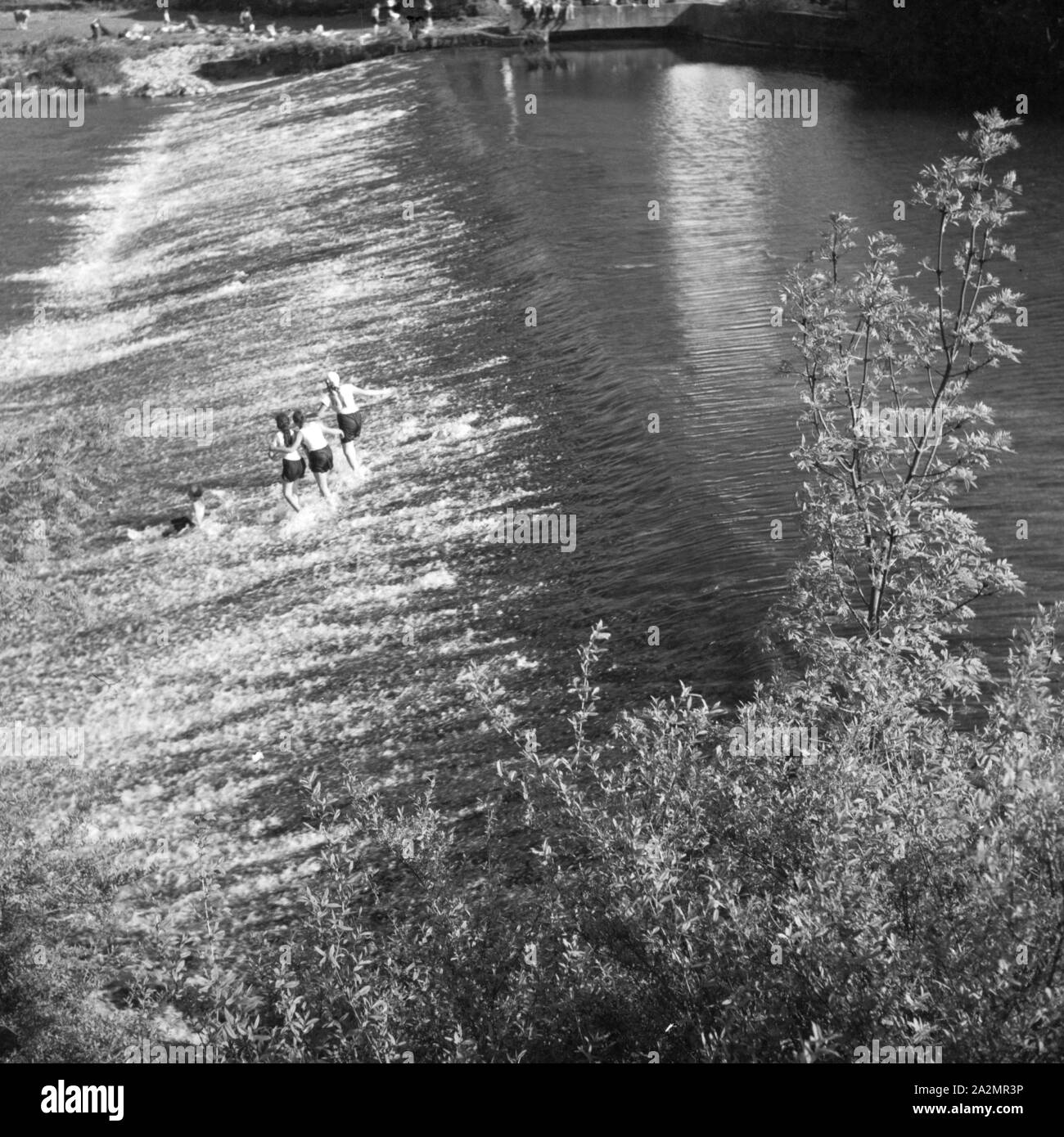 "Menschen im Wasser bei Gutenstein nahe Sigmaringen, Deutschland 1930er Jahre. Die Menschen in den Fluss in Gutenstein in der Nähe von Sigmaringen, Deutschland 1930. Stockfoto