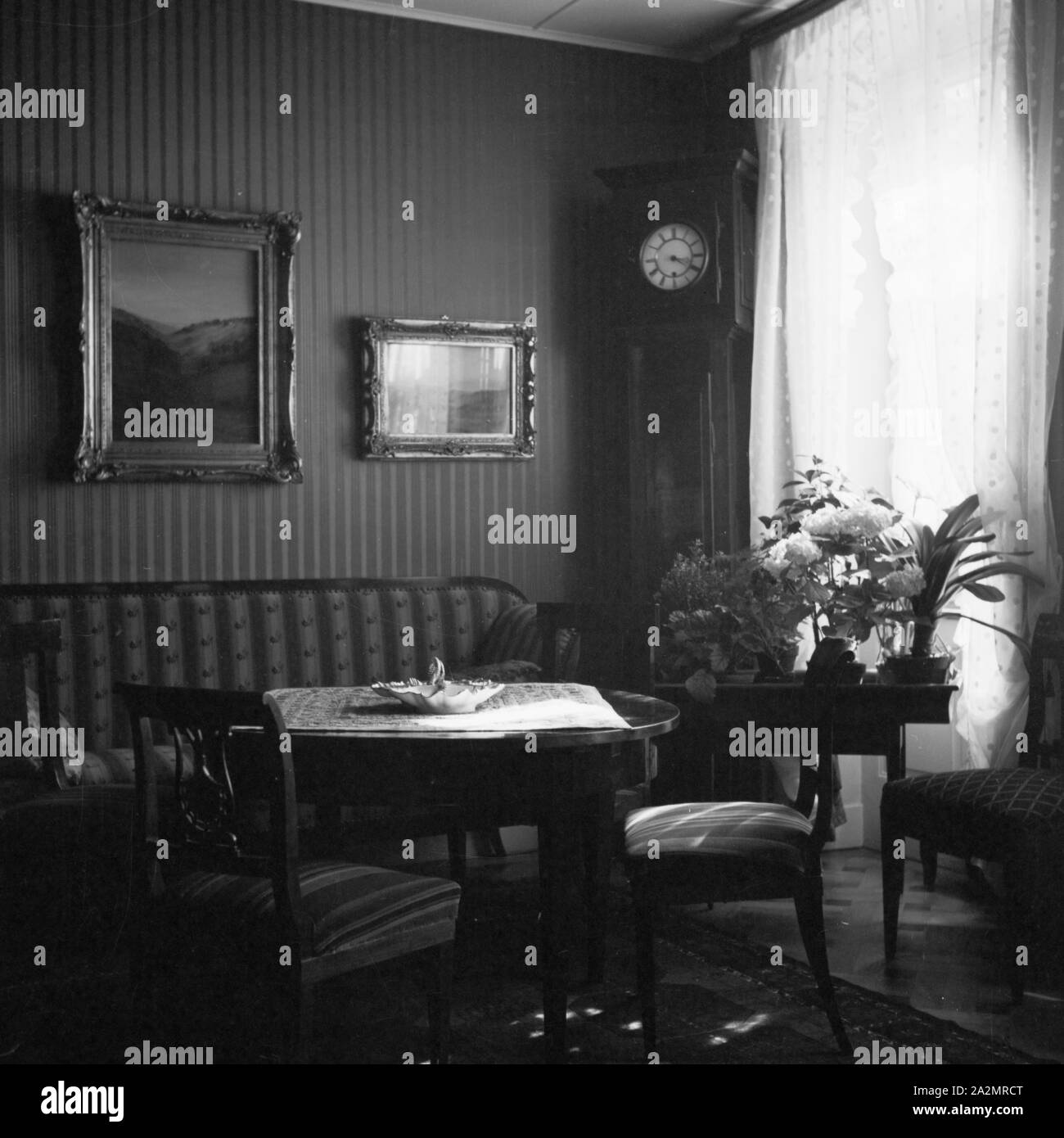 Innenraum eines Hotels in Triberg im Schwarzwald, Deutschland 1930er Jahre. Hotel Lobby in Triberg im Schwarzwald, Deutschland der 1930er Jahre. Stockfoto