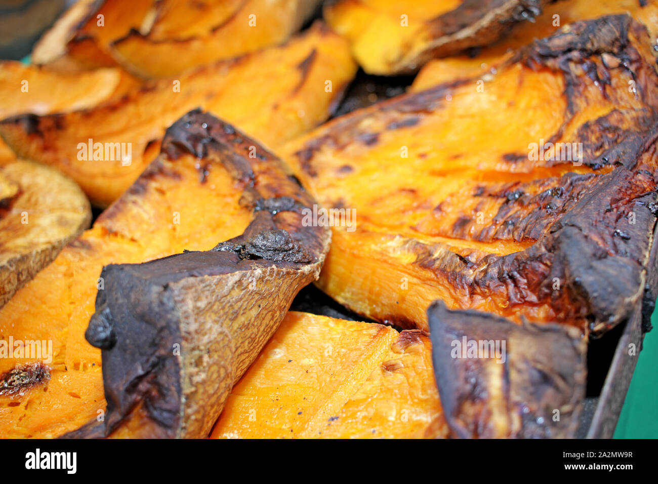 Gebackener Kürbis. Traditionelle herbst Gerichte aus Kürbis. Stücke von süßen Kürbis im Ofen gebacken. Halloween Dessert Stockfoto