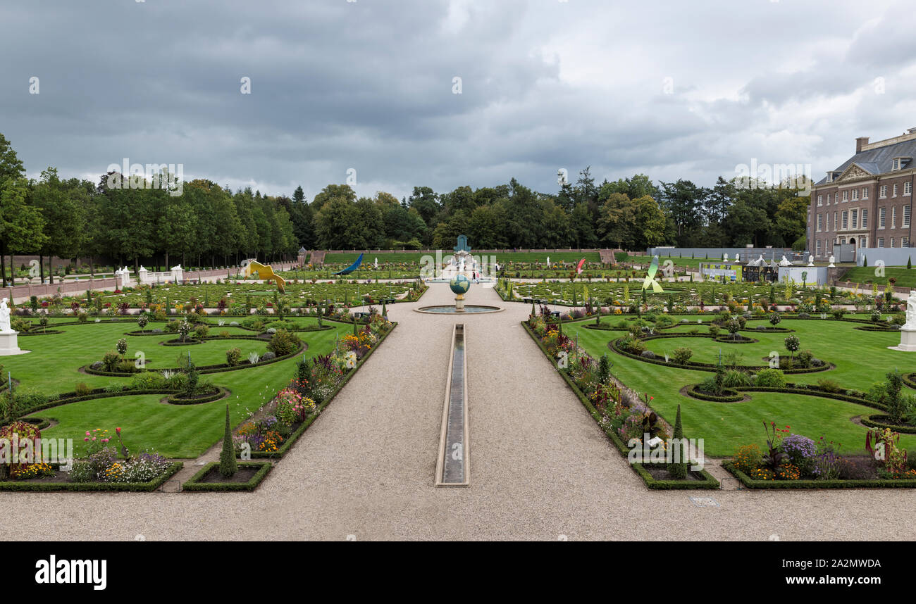 Apeldoorn, 17-Sept-2019: Apeldoorn, Gelderland, Niederlande: Rückansicht auf Paleis Het Loo, auf Deutsch: Die Wälder Palast, von der unteren Garten. Stockfoto