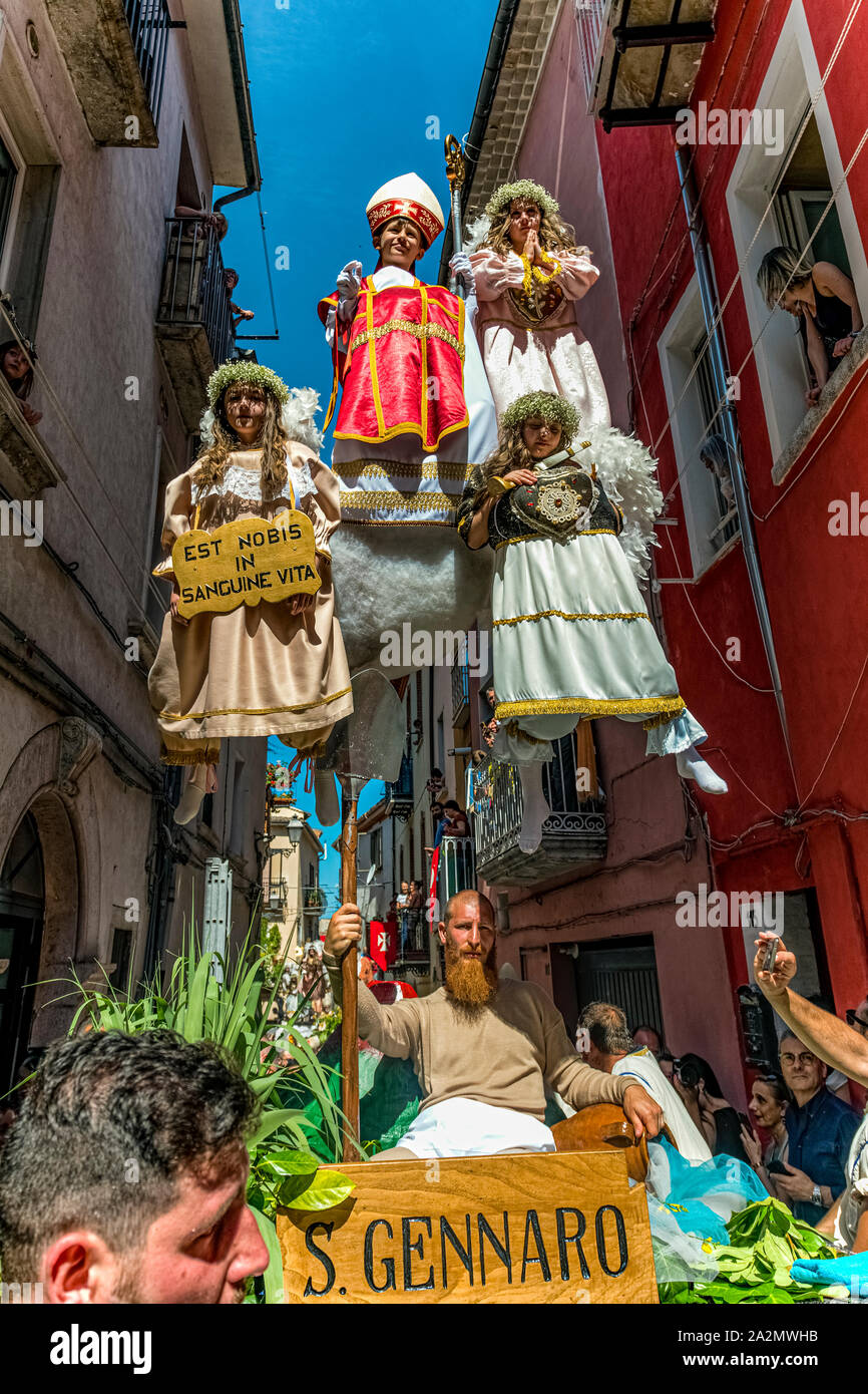 Italien Molise - Isernia - Figurants Orten und in 12 Holz- maschinen Parade in der Prozession der Mysterien des Campobasso, Italien festgesetzt, anlässlich der Corpus Domini religiöser Feiertag Stockfoto