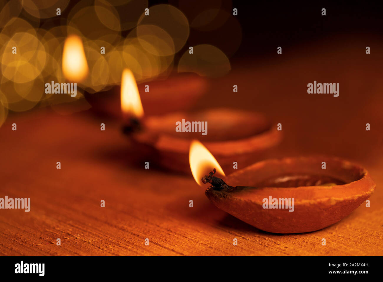 Diwali, deepawali, Deepavali, deepabali ist das Fest der Lichter. Lit Brennen dekorative Diya mit Bokeh isolaed in schwarzer Hintergrund mit kopieren. Stockfoto