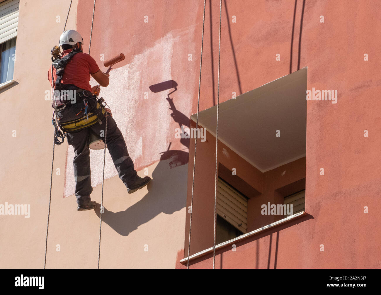Beschönigung der Fassade eines Gebäudes arbeiten mit Seilen Stockfoto