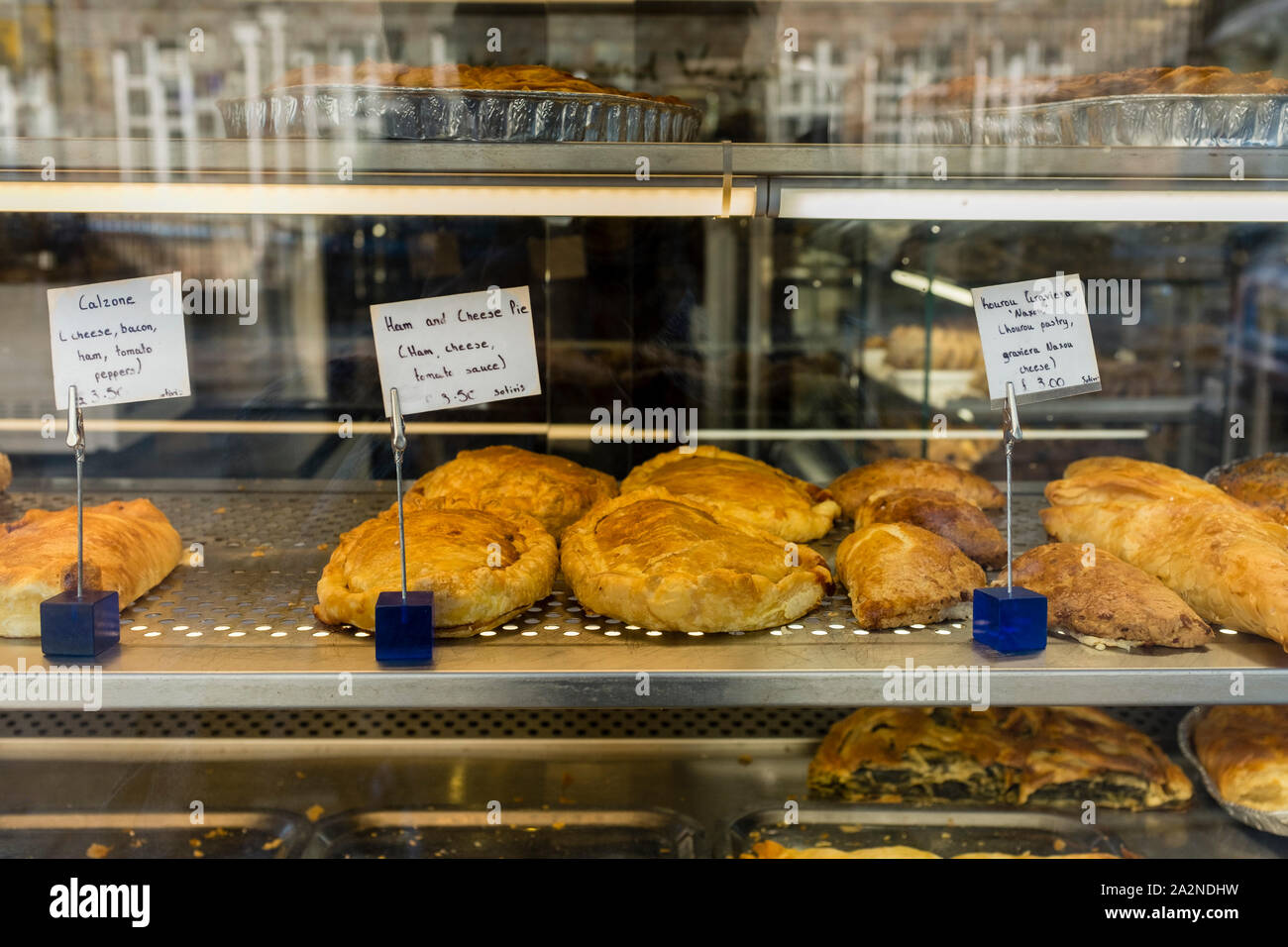 Anzeige von Pasteten in warmes Essen Kabinett Cafe, Bristol, Großbritannien Stockfoto