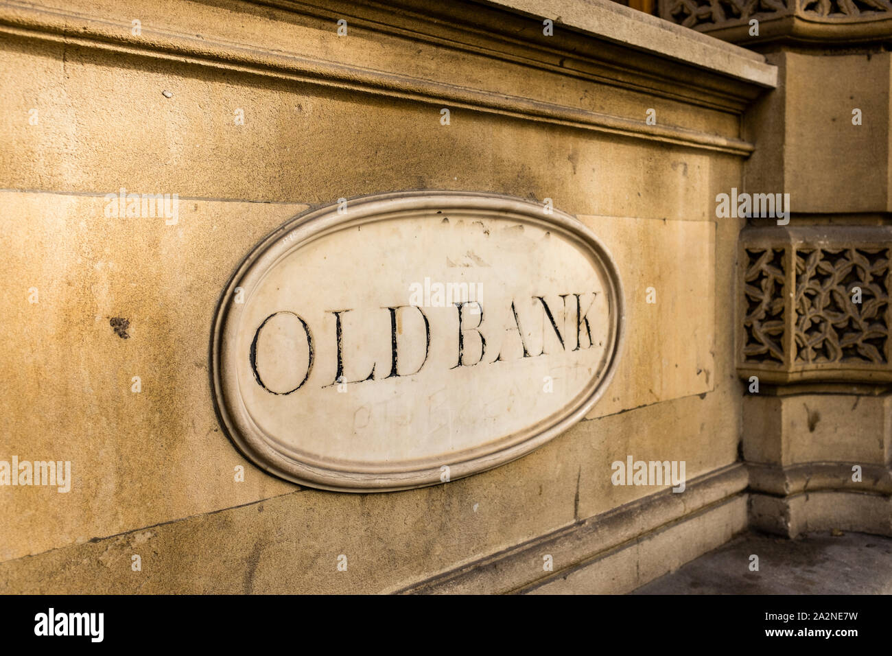 Alte Bank Stein Plakette an der Wand von Gebäude, Bristol, Großbritannien Stockfoto Alte Bank Stein Plakette an der Wand von Gebäude, Bristol, Großbritannien Stockfoto