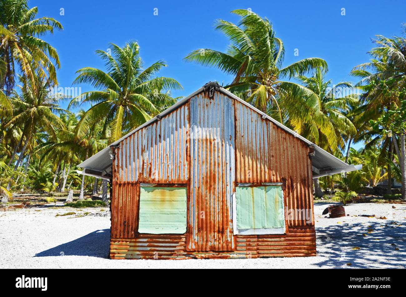 Eine Wellblechhütte am Strand in der Nähe des verlassenen Dorfes Otepipi auf dem Anaa-Atoll, Französisch-Polynesien Stockfoto