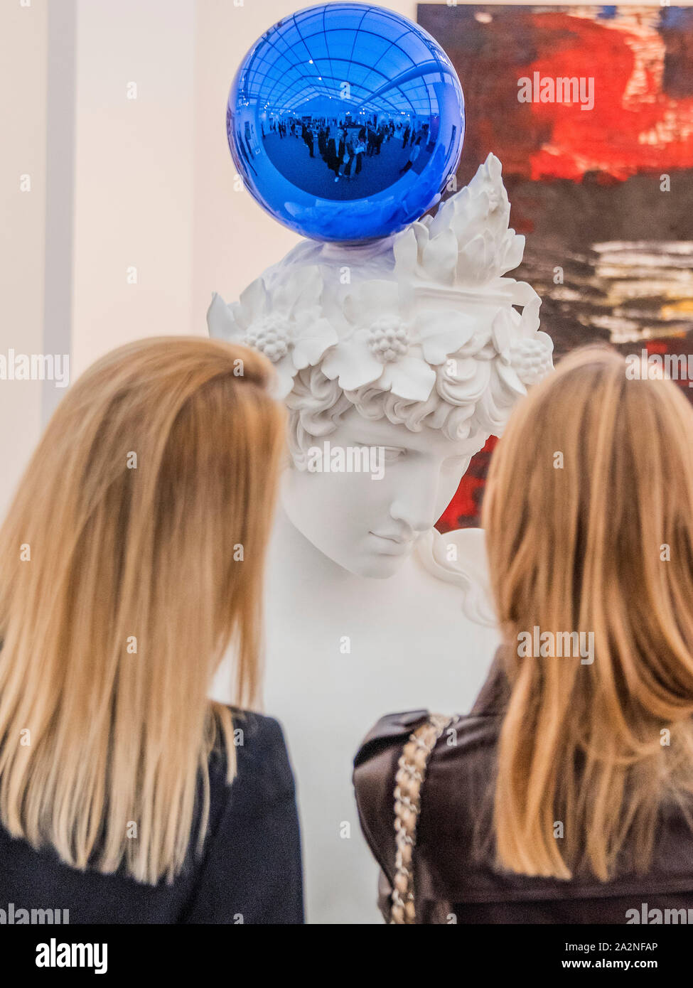 London, Großbritannien. 3. Okt 2019. Blick Ball von Jeff Koons (ca. £ 3 m) in David Zwirner - Frieze London, eine jährliche Kunstmesse im Regents Park. Es vereint mehr als 160 der weltweit führenden zeitgenössischen Galerien, mit speziellen kuratiert Abschnitte: Fokus, präsentiert neue Talente; Leben, eine Plattform für Performance Kunst; und Neu für 2019, gewebt, die Textilien erforscht, Weben und das Erbe des Kolonialismus. Es bleibt geöffnet bis 6. Oktober 2019. Stockfoto