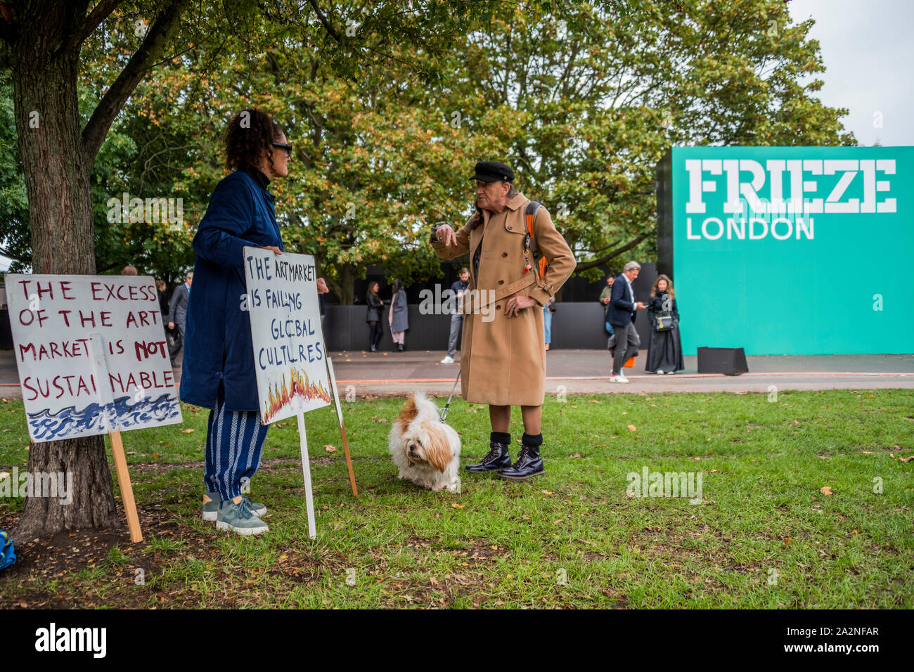 London, Großbritannien. 3. Okt 2019. Ein hochschullehrer Proteste über die Umweltauswirkungen von Frieze und ist die Unterstützung durch eine Lokale zu Fuß sein Hund gegeben (allerdings ist er mehr betroffenen Abou die Unannehmlichkeiten) - Frieze London, eine jährliche Kunstmesse im Regents Park. Es vereint mehr als 160 der weltweit führenden zeitgenössischen Galerien, mit speziellen kuratiert Abschnitte: Fokus, präsentiert neue Talente; Leben, eine Plattform für Performance Kunst; und Neu für 2019, gewebt, die Textilien erforscht, Weben und das Erbe des Kolonialismus. Es bleibt geöffnet bis 6. Oktober 2019. Stockfoto
