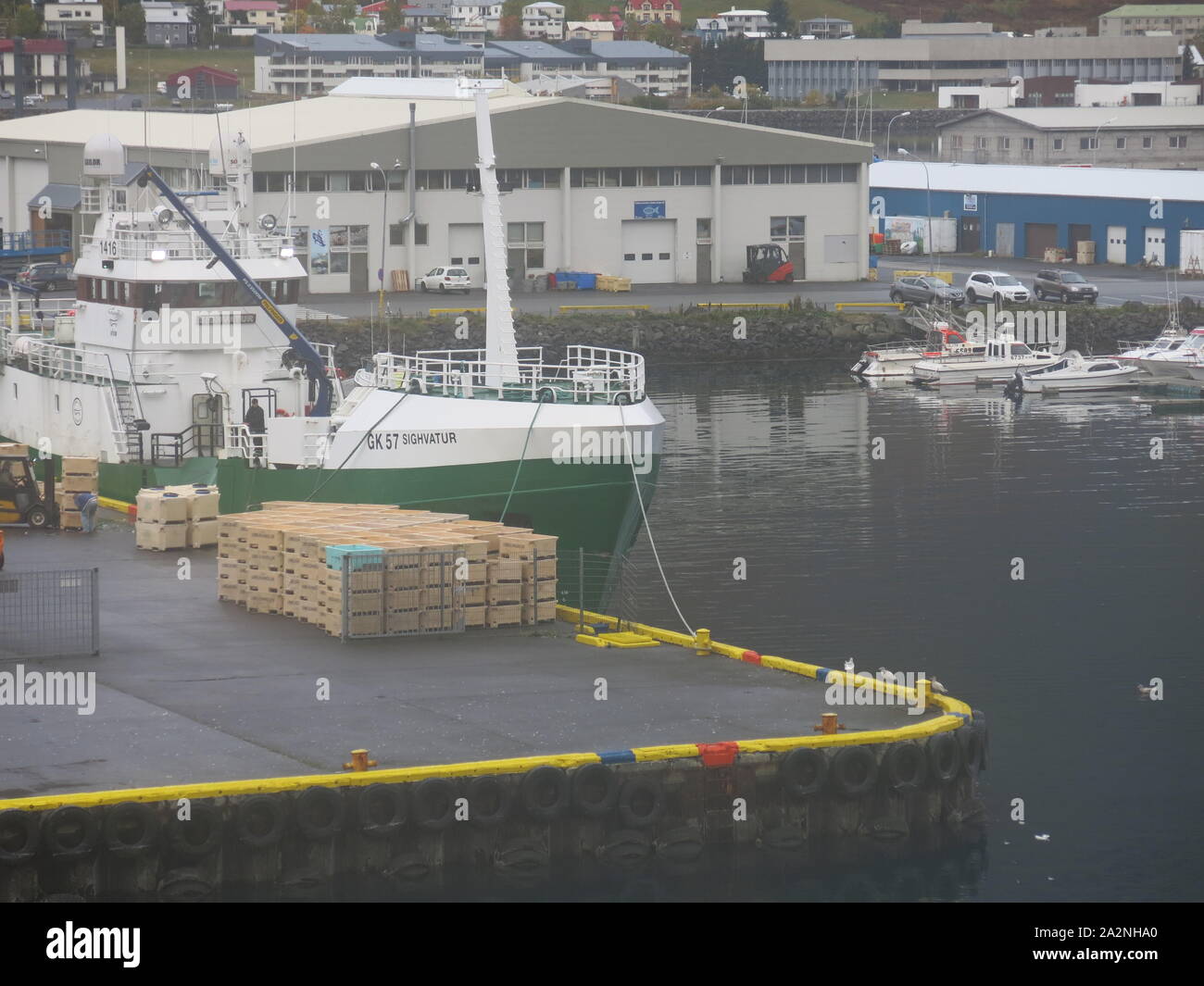 Die Stadt Isafjordur war für die Fischwirtschaft und den Hafen hat noch Fischerboote, günstig und Kisten auf der Hafenassistent. Stockfoto