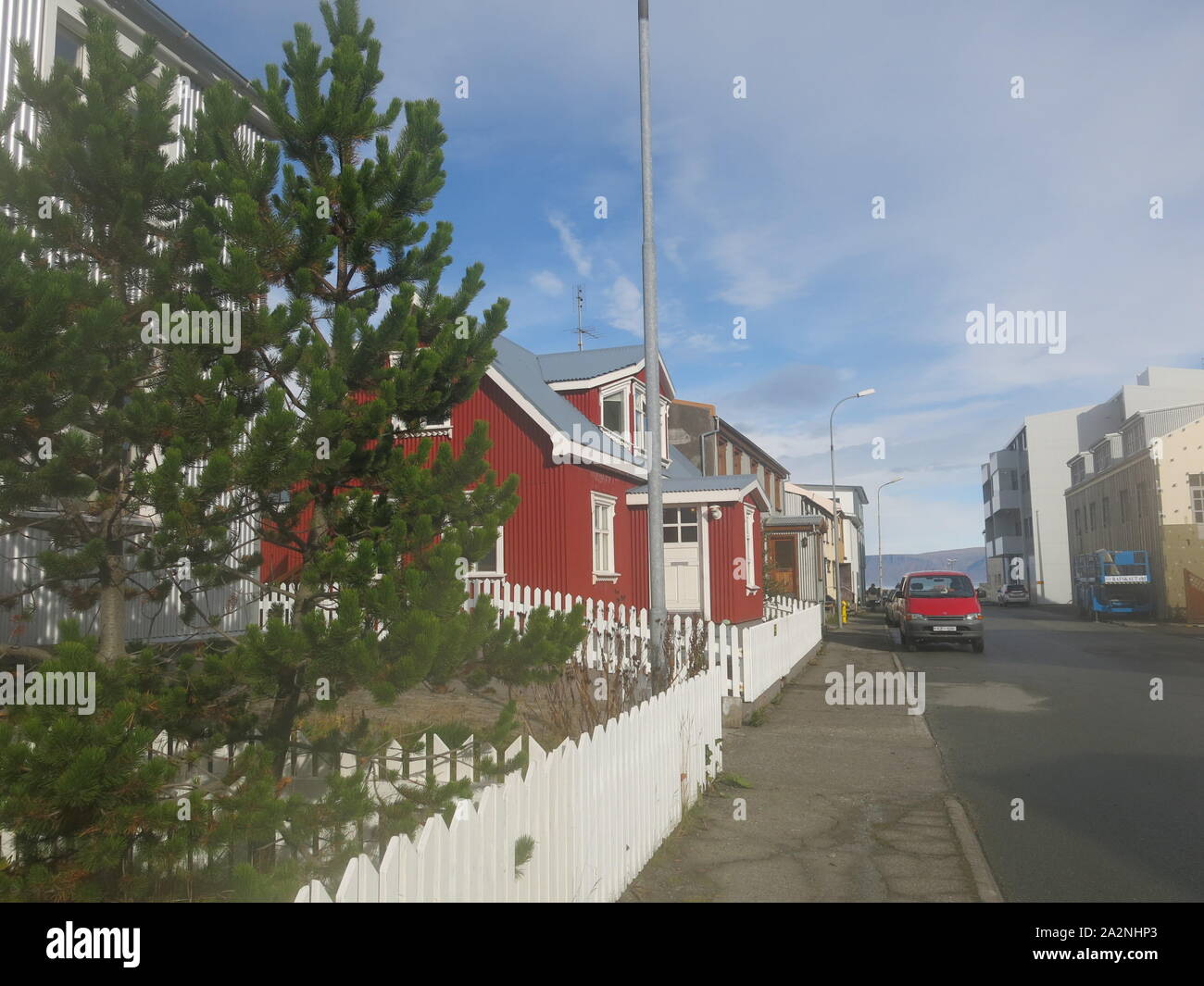 Die kleine Stadt Isafjordur verfügt über hell eingerichtete Gebäude im Gegensatz zu den vulkanischen, bergige Landschaft der Region Westfjorde Islands farbige Stockfoto