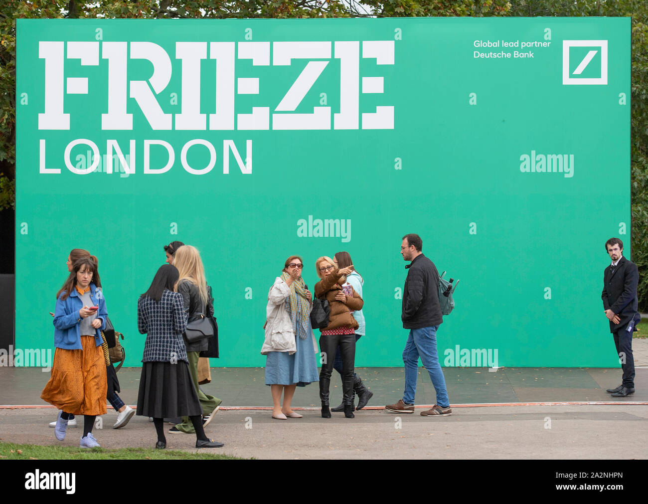 Regent's Park, London, UK. 3. Oktober 2019. Frieze London verfügt über mehr als 160 der weltweit führenden Galerien, wo die Besucher anzeigen und Kunst aus über 1.000 der heutigen Schwellen- und iconic Künstler kaufen. Die Show läuft vom 3. bis 6. Oktober. Credit: Malcolm Park/Alamy Leben Nachrichten. Stockfoto