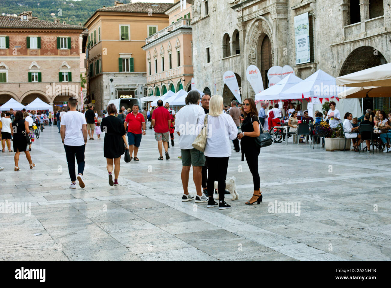 Ascoli Piceno, Italien - 9 September, 2019: die Menschen glücklicher Tag und genießen Lebensmittel im Restaurant im Freien und Ausruhen. Stockfoto