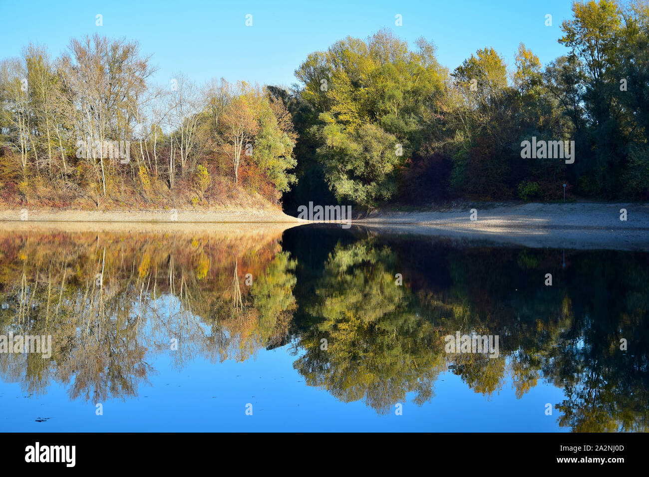 Herbst Landschaft. Ein See und gelbe und grüne Bäume, im Wasser widerspiegelt. 68782 Bruehl, Baden-Württemberg, Deutschland. Stockfoto