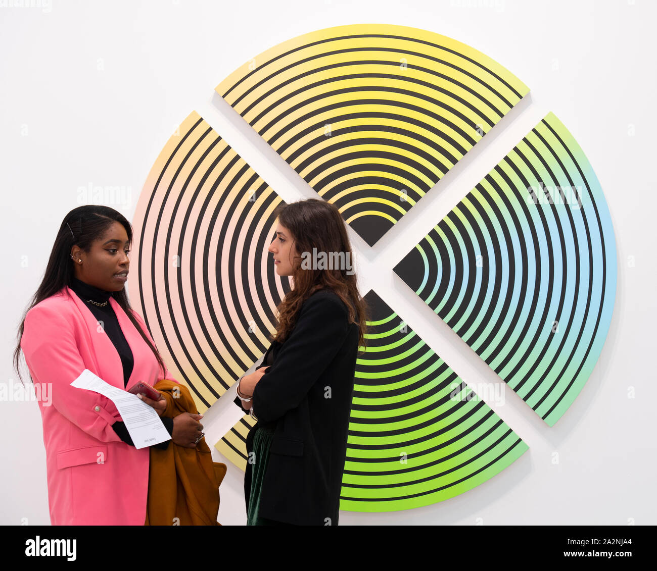 Regent's Park, London, UK. 3. Oktober 2019. Frieze London verfügt über mehr als 160 der weltweit führenden Galerien, wo die Besucher anzeigen und Kunst aus über 1.000 der heutigen Schwellen- und iconic Künstler kaufen. Die Show läuft vom 3. bis 6. Oktober. Bild: Claudia Comte. Quartal Kreis Malen, 2019. Acryl auf Leinwand, 4 Teile. Mit freundlicher Genehmigung König Gallerie. Credit: Malcolm Park/Alamy Live News.. Stockfoto