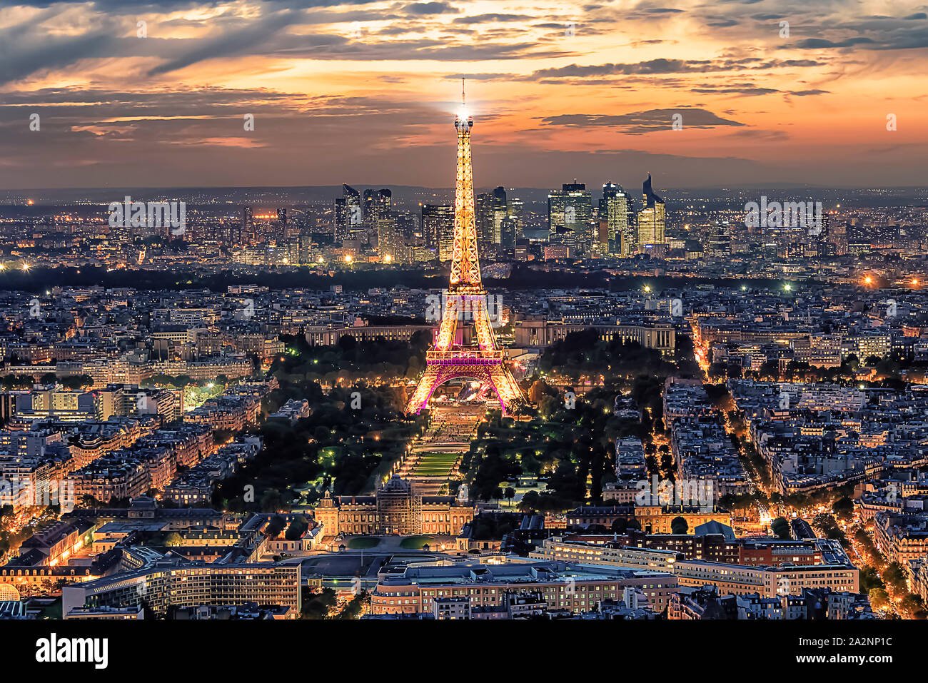 Die Stadt Paris am Abend mit dem Eiffelturm und das La Defense Geschäftsviertel beleuchtet Stockfoto