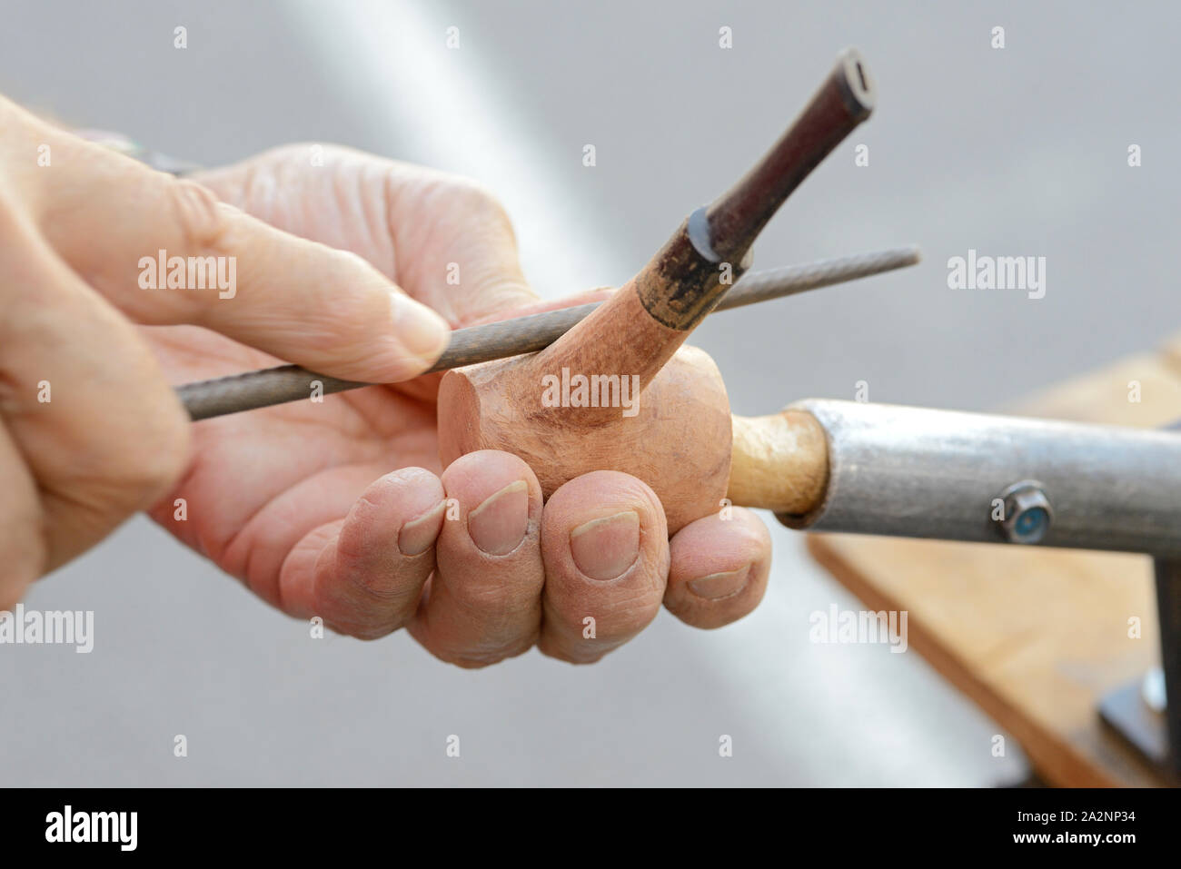 Italien, Lombardei, Hand Crafting eine Pfeife Stockfoto