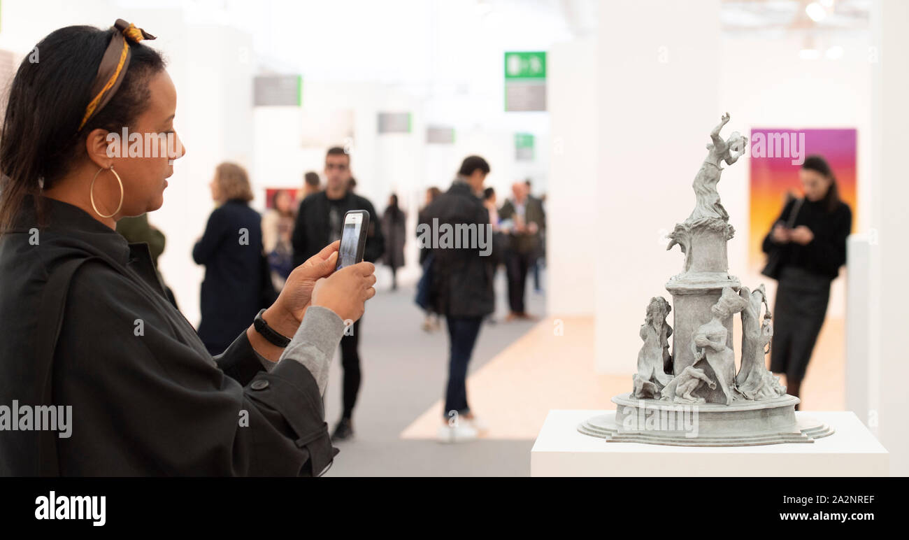 Regent's Park, London, UK. 3. Oktober 2019. Frieze London verfügt über mehr als 160 der weltweit führenden Galerien, wo die Besucher anzeigen und Kunst aus über 1.000 der heutigen Schwellen- und iconic Künstler kaufen. Die Show läuft vom 3. bis 6. Oktober. Bild: Kara Walker, Fons Americanus, 2019. Bronze, Ausgabe 1 vom 30. Sikkema Jenkins & Co. Die massiven full size Installation dieser Skulptur in der Tate Modern Turbinenhalle am 30. September 2019 vorgestellt wurde. Credit: Malcolm Park/Alamy Leben Nachrichten. Stockfoto