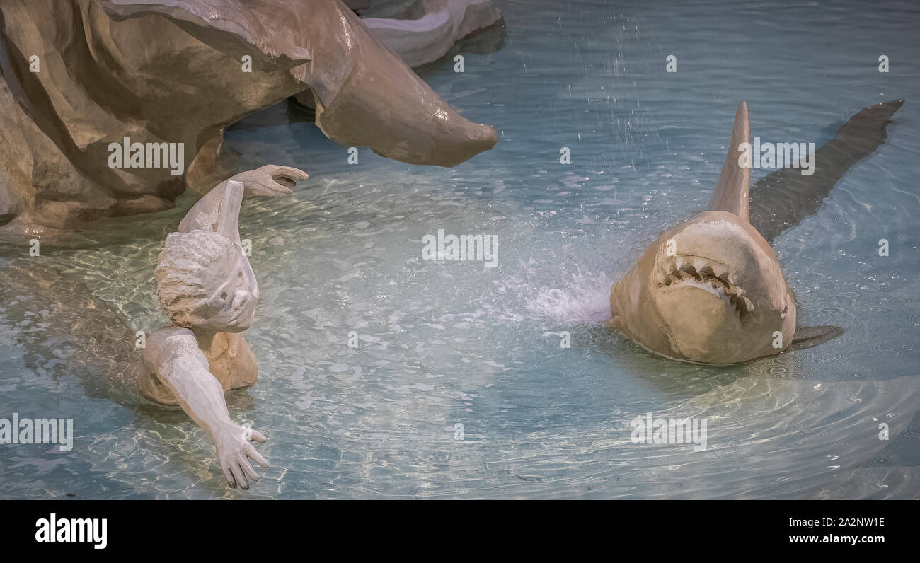 Amerikanische Bildhauerin Kara Walker's "Fons Americanus" Schwimmer und Shark Skulptur in der Tate Modern in London. Stockfoto