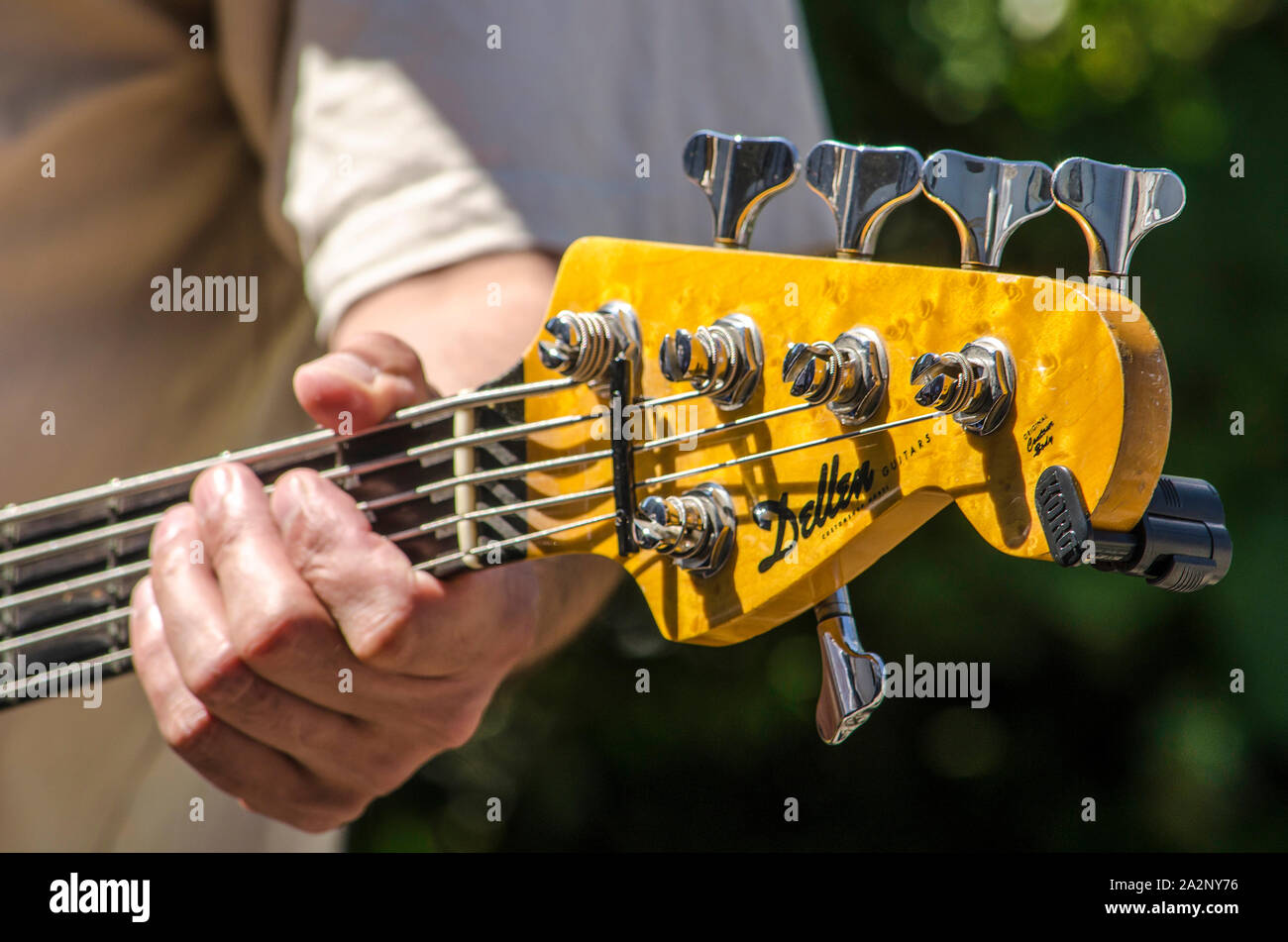 Den Haag, Niederlande, 8. Juli 2019: Finger berühren die Saiten eines 5-string bass während eines Open Air Jam Session an einem sonnigen Tag Stockfoto