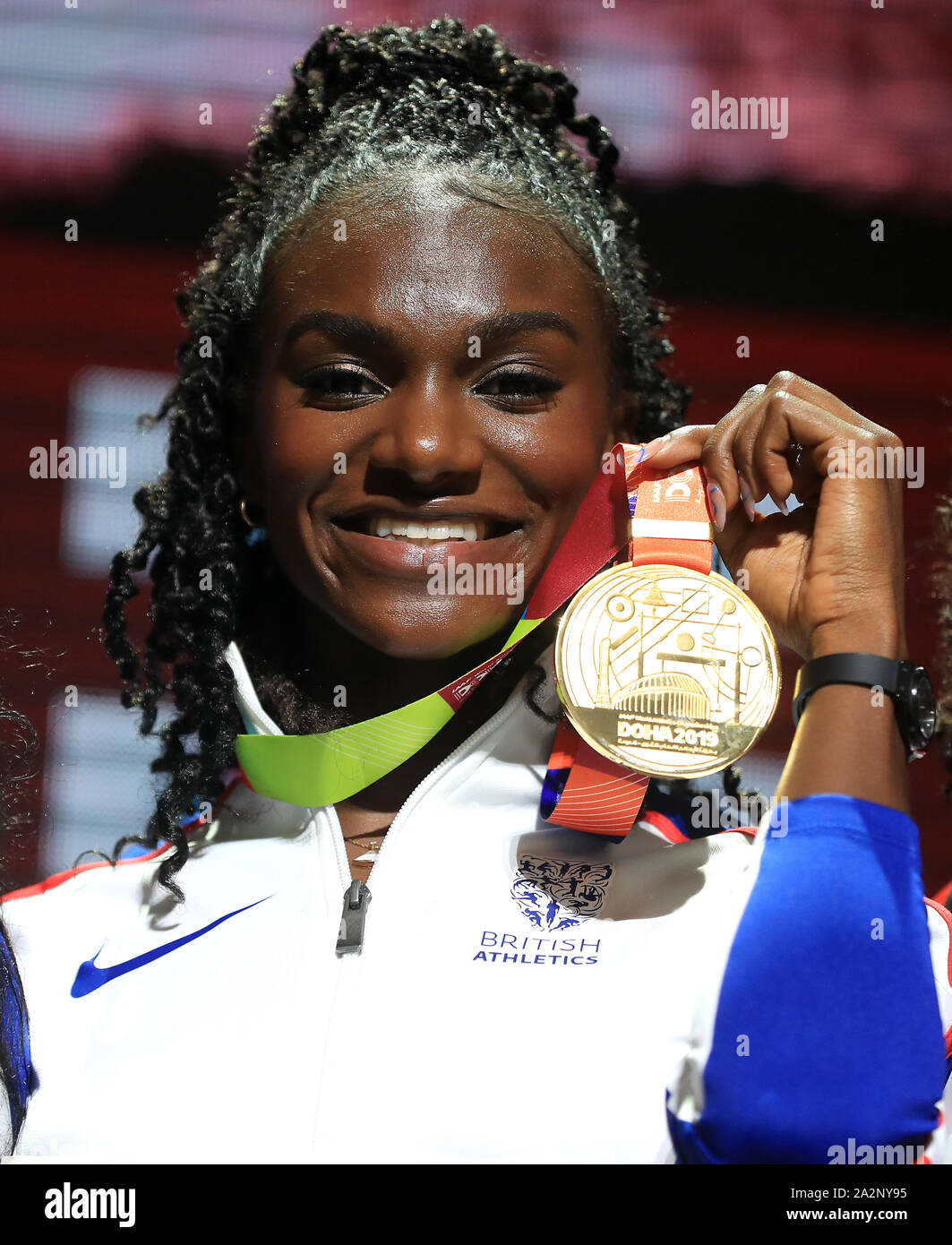 Großbritanniens Dina Asher-Smith mit der Goldmedaille im 200 m Frauen Finale bei Tag sieben der IAAF Weltmeisterschaften am Khalifa International Stadium, Doha, Katar. Stockfoto