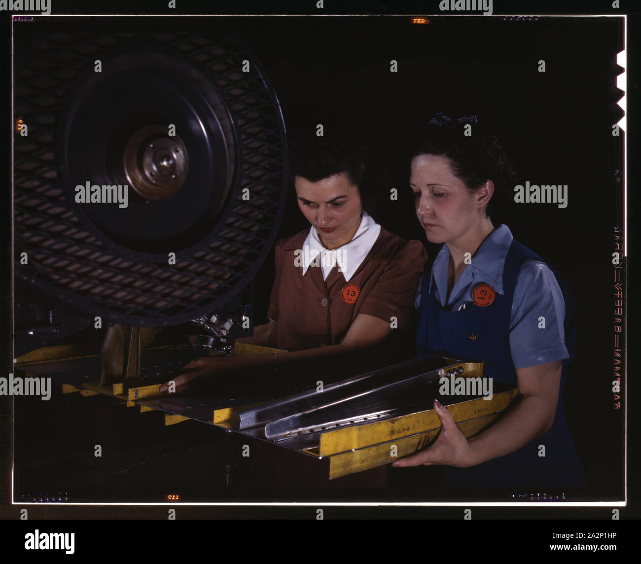 Niet-Lochung in einem Chassisrahmen für ein b-25 Bomber, die Anlage von North American Aviation, Inc., Kalifornien Stockfoto