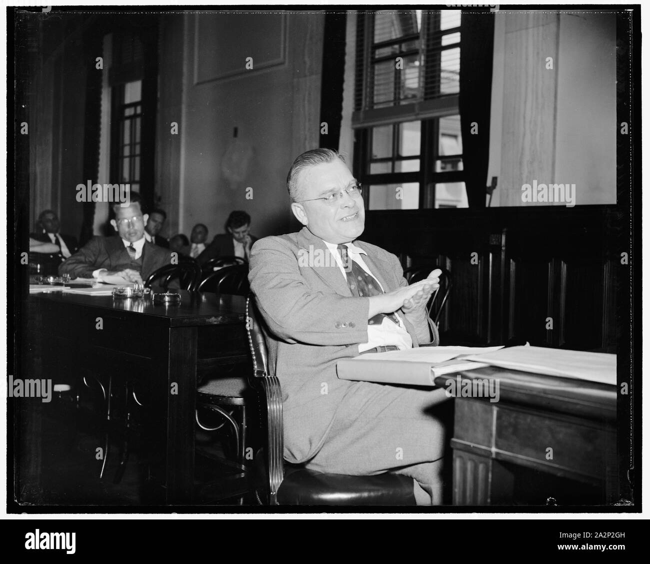 Purdue Professor fordert Steuerbefreiung für Benzin mit Getreide Alkohol gemischt. Washington, D.C., 23. Harold M. Jacklin, Professor für Fahrzeugtechnik an der Purdue Universität, und in Zusammenarbeit mit dem Chicago Moto Club, erklärte einem Senat Finanzen Unterausschuss heute, dass er die Annahme von zwei Rechnungen bevorzugt von den Senatoren Gurney und Gillette die Steuer auf Benzin, das mit Getreide Alkohol gemischt wird, um sie zu entfernen. Der Plan ... Sponsoren halten, ist ein Segen für die Bauern durch Entfernen... Überschuss und die Erhöhung der landwirtschaftlichen Einkommen Stockfoto