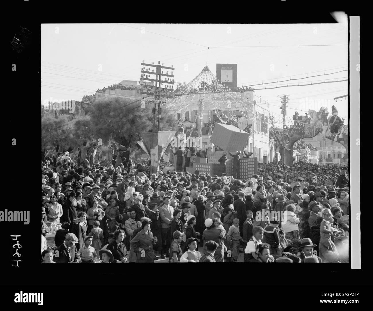 Purim Karneval in Tel Aviv. 1934. Purim Feier in Tel Aviv. Der Hitler schweben. Drei große Drachen durch die NS-Führer angetrieben Stockfoto